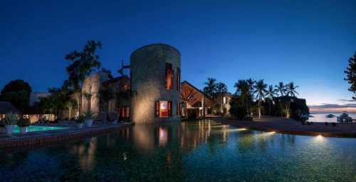 #10 Magnificent beachfront villa in prestigious location