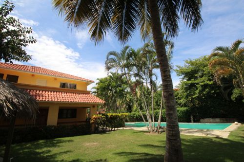 #1 Appealing riverfront villa with guesthouse in idyllic location