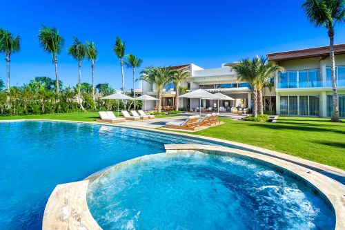 #16 Magnificent modern beachfront villa in prestigious location