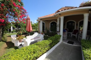 Villa with total privacy and large Backyard in Sabaneta