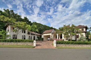 Gorgeous 6 bedroom Villa inside beachfront community