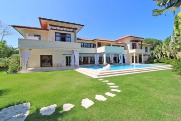 Luxury mansion in a prestigious gated beachfront community