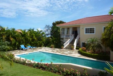 Spacious three bedroom villa with separate apartment in gated community