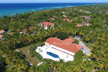 Hugh Mansion with magnificent tropical garden