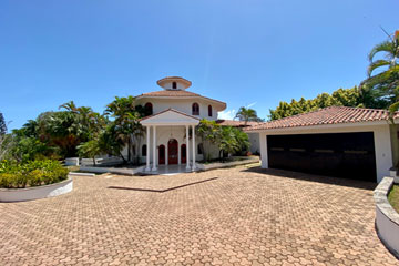 Spacious family home in a popular charming community
