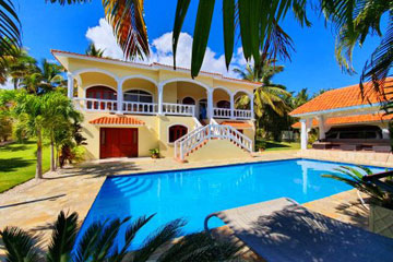 Villa located in a gated community close to the beach