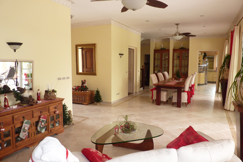 #7 Fantastic villa for sale, just steps from beach