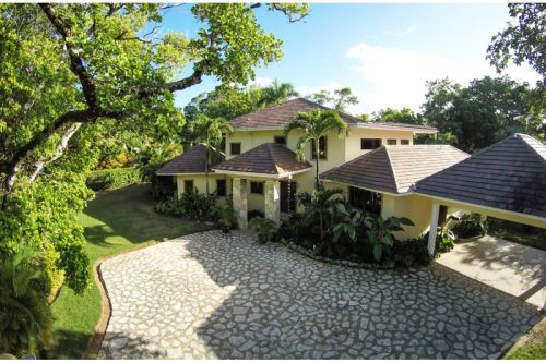 #8 Gorgeous two storey villa with five bedrooms in superb location