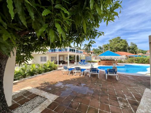 #2 Newly renovated property with 3 buildings and pool bar