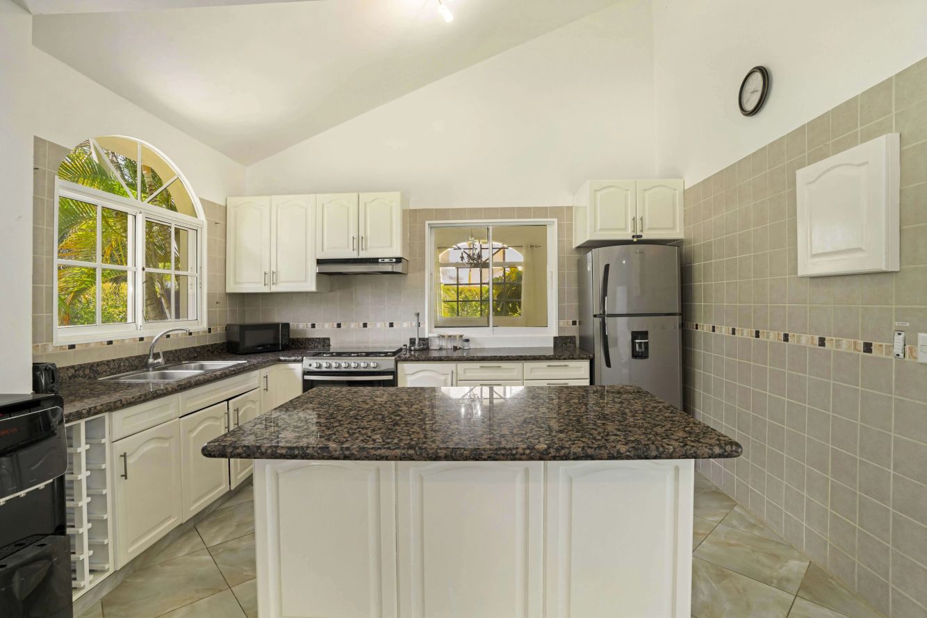 Villa for Sale in Sosúa | Gated Community | 3 Bed, 2.5 Bath, 1,075 m² Lot — Sosua, Dominican Republic