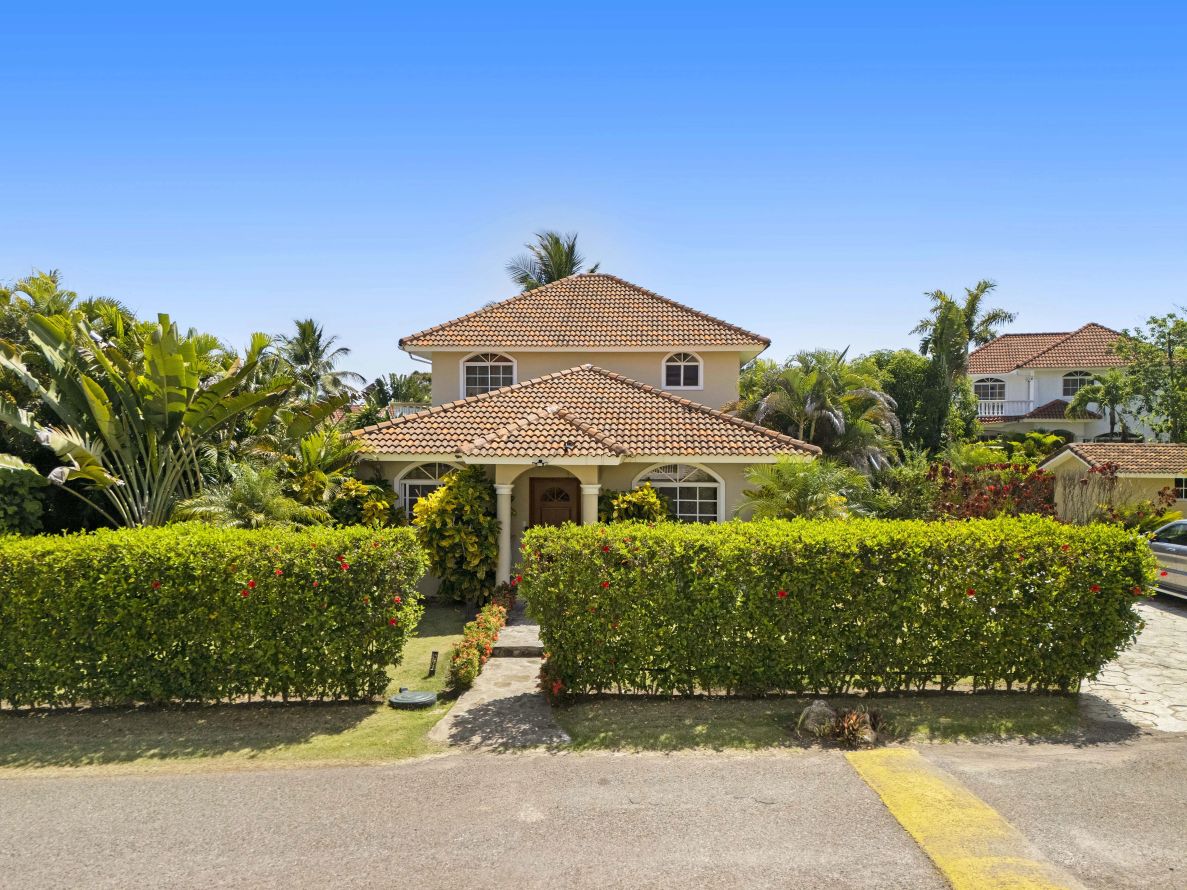 Villa for Sale in Sosúa | Gated Community | 3 Bed, 2.5 Bath, 1,075 m² Lot — Sosua, Dominican Republic