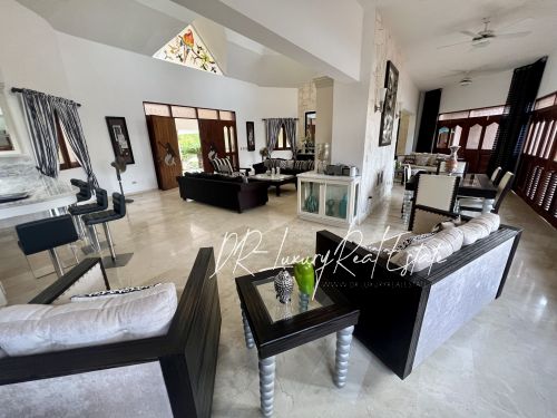 #7  Beautiful villa in select community close to the beach